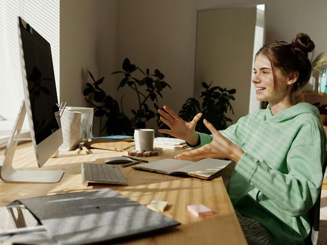 Tenåring foran PCen